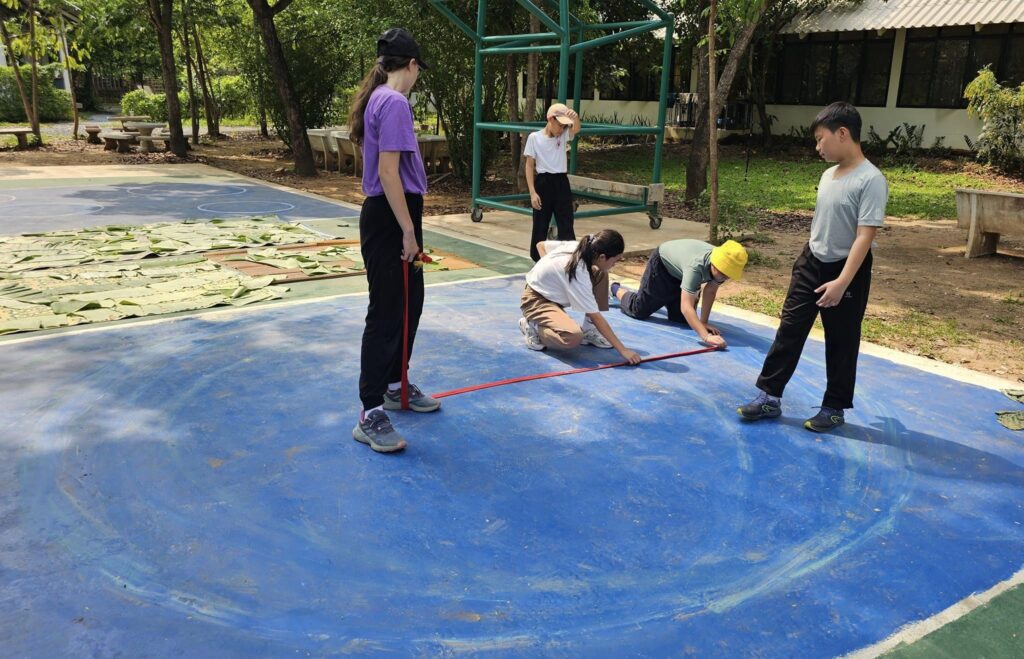 เด็กๆ ช่วยกันวาดวงกลม